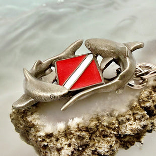 Reef Sharks Circling Dive Flag Keychain – Diver´s Collection – Pewter