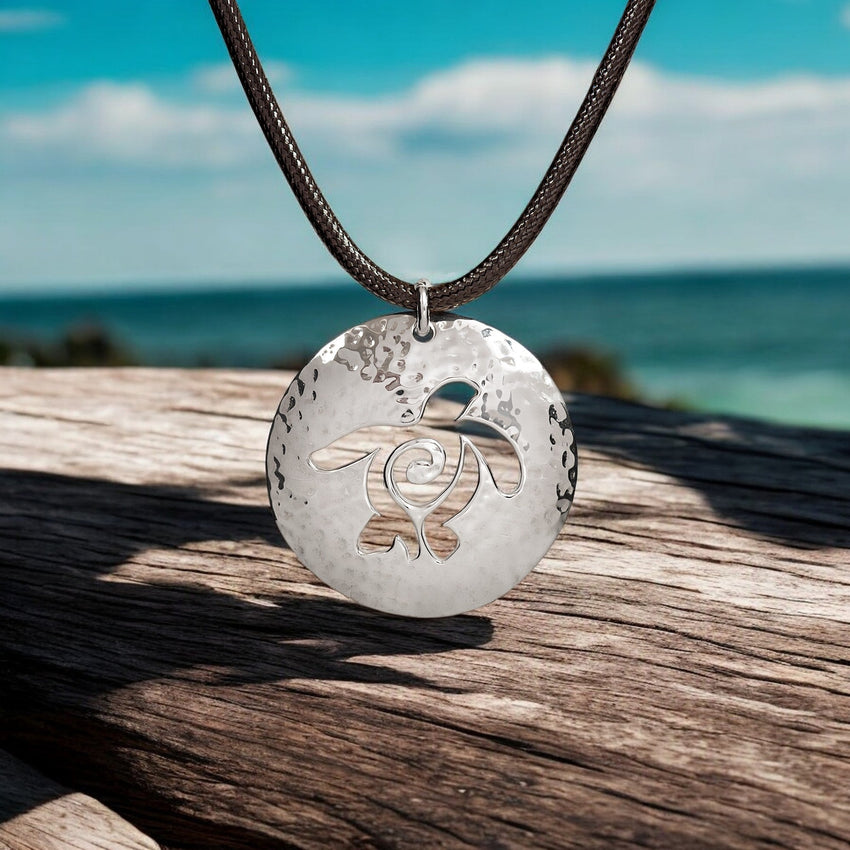 Sea Turtle "Honu" Medaillon Pendant - OCean Traveler Collection - Silver on Cord